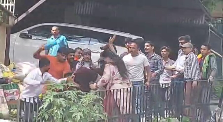  जानकारी के अनुसार, शिमला के लक्कड़ बाजार के पास यह मारपीट हुई है. इसका एक वीडियो भी सामने आया है.