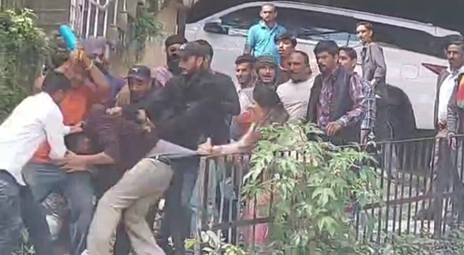  इस दौरान वह मदद और बचाने की गुहार लगाता है. गाड़ी के अंदर से जैसे ही ड्राइवर निकलता है तो शख्स उसे पकड़ लेता है और मारपीट शुरू कर देता है.