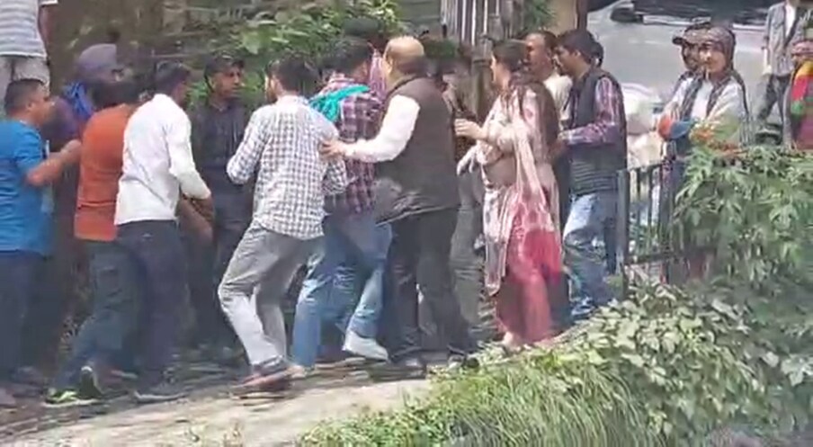  एक गाड़ी में सवार कुछ लोगों को हल्की चोटें आई थी, जिन्हें, उपचार के लिए डीडीयू अस्पताल ले जाया गया था. पिटने वाल ड्राइवर इस दौरान कहता है कि उसकी दूसरे गुट से पुरानी रंजिश है.