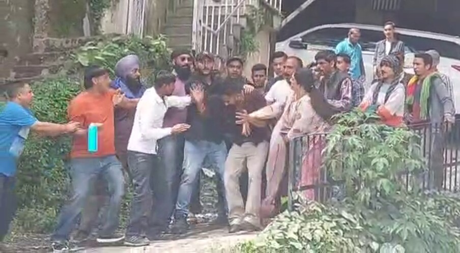  फिलहाल, शिमला पुलिस के बालूगंज थाने में मामला दर्ज हुआ है. थाने के एसएचओ ने मामला दर्ज करने की पुष्टि की है. हालांकि पूरा मामला पुरानी रंजिश से जुड़ा है.