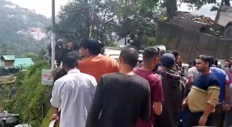  मारपीट के दौरान जब ड्राइवर मौके से कुछ दूर भागता है तो दोबारा एक गुट के लोग उसे पकड़ लेते हैं और उससे जमकर पीटते हैं. इस दौरान एक महिला भी हाथ चलाती हैं.