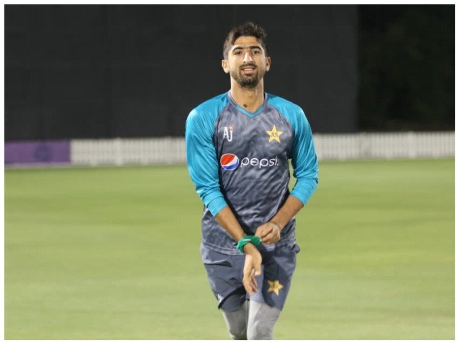  चोटिल नसीम शाह और हारिस रउफ की गैरमौजूदगी में आज शाहनवाज दहानी (Shahnawaz Dahani) को भी अपना जलवा दिखाना होगा. पिछले मुकाबले में उन्हें जरुर कोई सफलता हाथ नहीं लगी, लेकिन मैच के दौरान वह अच्छे टच में नजर आ रहे थे. दहानी स्विंग के साथ-साथ अच्छी तेज गति से गेंदबाजी करने में माहिर हैं. (Shahnawaz Dahani Instagram)