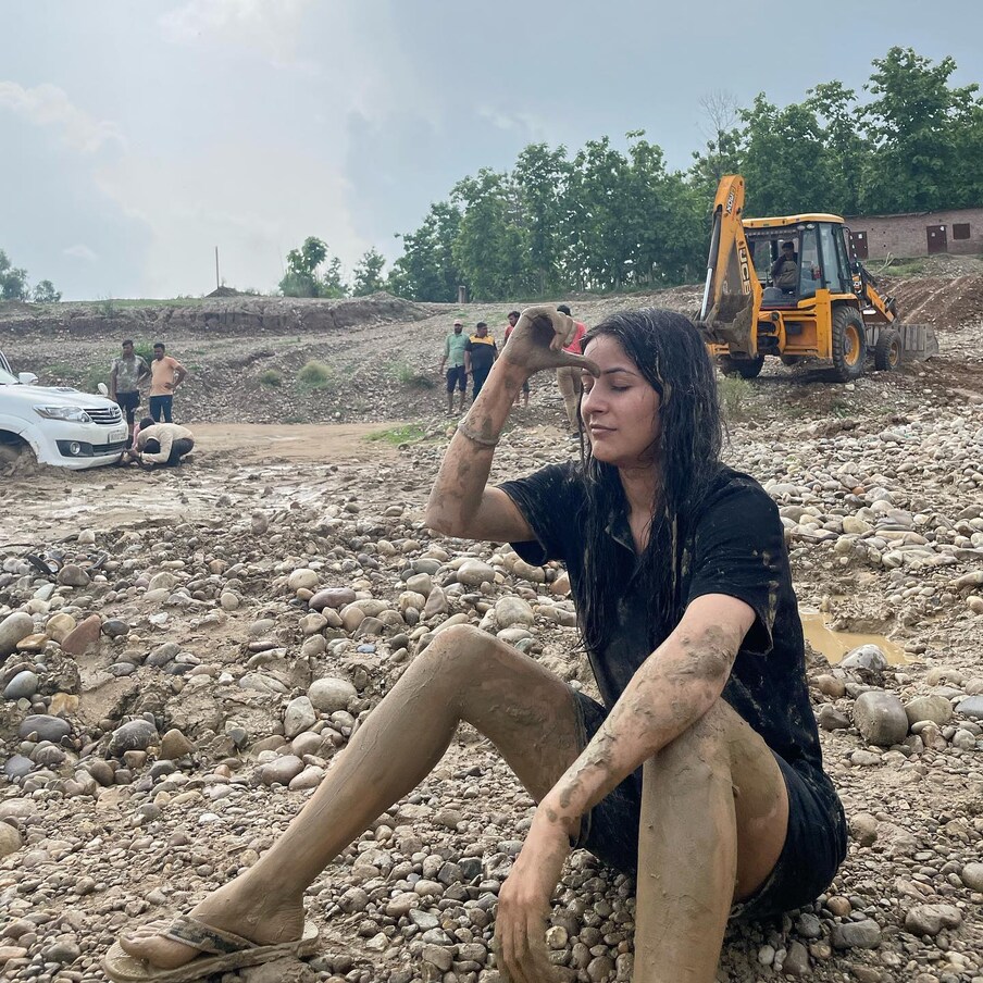 इन तस्वीरों में शहनाज के अंदाज को इंस्टाग्राम पर बेहद पसंद किया जा रहा है. (फोटो साभारः Instagram @shehnaazgill)