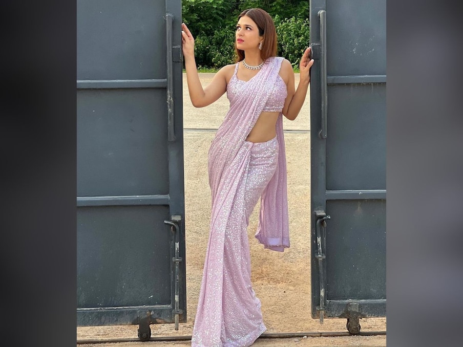 अगर सोशल मीडिया यूजर्स के रिएक्शन्स की बात की जाए तो एक ने लिखा, 'साड़ी में आप हमेशा सेक्सी दिखती हैं'. दूसरे ने लिखा, 'आग लगा दी'. इसके साथ ही अन्य उनके लुक को गॉर्जियस, ब्यूटिफुल और अमेजिंग बता रहे हैं. वो अपनी चहेती हीरोइन की तारीफ करते नहीं थक रहे हैं.