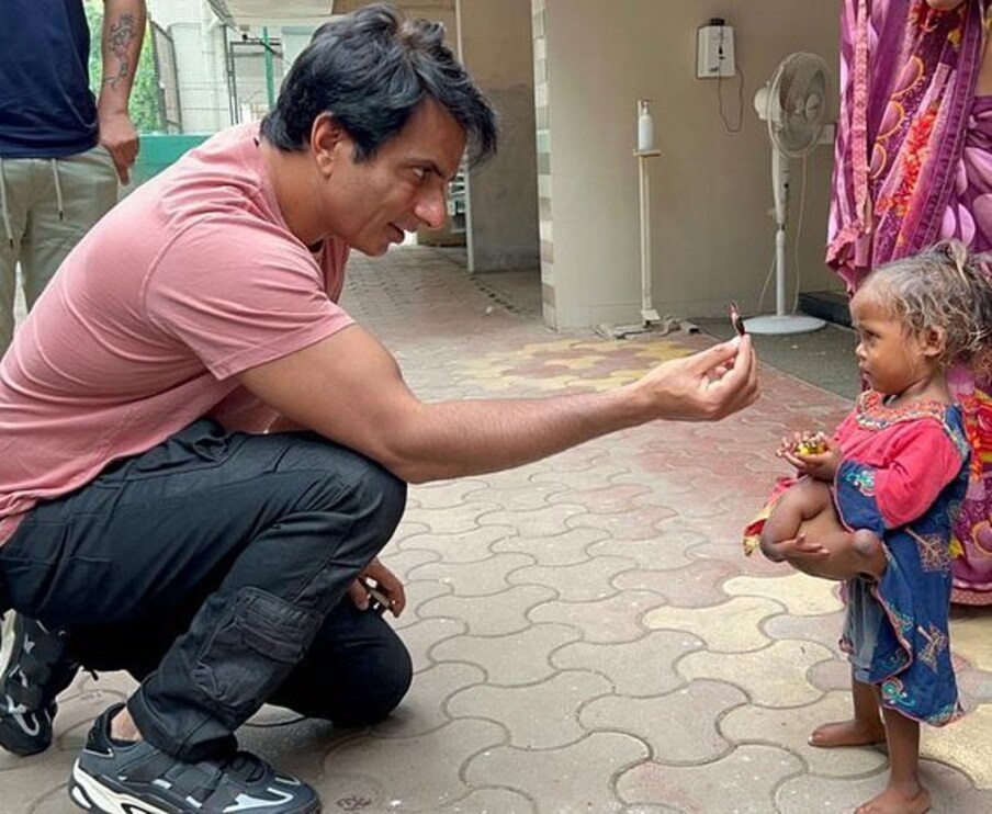  यह पूछे जाने पर कि क्या इससे उनके रिहायशी इलाके में या उसके आसपास सुरक्षा की समस्या पैदा होती है? सोनू सूद ने असहमति जताई और कहा कि उनके पड़ोसी भी बहुत सहयोग करते हैं. उन्होंने कहा, “बिल्डिंग के लोगों को भी इसकी आदत है. बिल्डिंग में रहने वाले लोग उनकी मदद या घर में काम करने के लिए पूछते हैं. वे बहुत सहयोगी भी हैं. वे जानते हैं कि यह एक ऐसी जगह है जहां जरूरतमंदों के जीवन बदल सकते हैं. वे सपोर्टिव हैं.” (फोटो साभारः Instagram @sonu_sood)