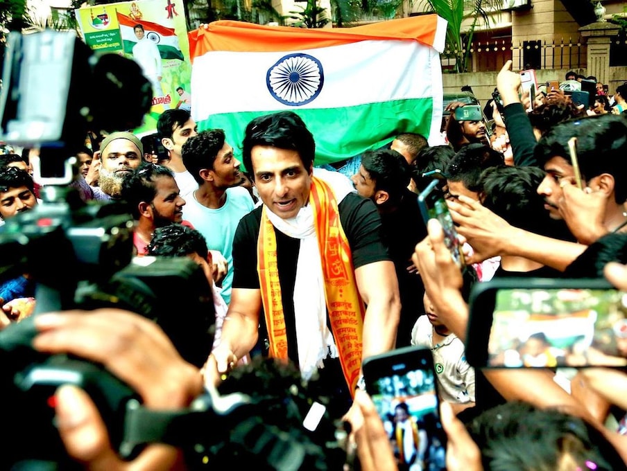  सोनू सूद ने कहा, “जो लाइन आपने देखीं, वह एक रोजाना की है. रविवार को यहां लंबी कतारें लगती हैं. देश के अलग-अलग हिस्सों से मदद लेने के लिए मेरे घर के बाहर लगभग 500 से 700 लोग आते हैं." (फोटो साभारः Instagram @sonu_sood)