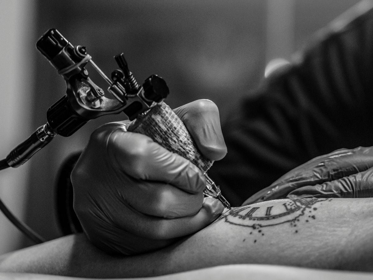 क्या आप भी शरीर पर बनवाते हैं धार्मिक टैटू, तो इन बातों का रखें ध्यान -  astrology for dharmik tattoo on body religious tattoos affect your luck and  planet – News18 हिंदी