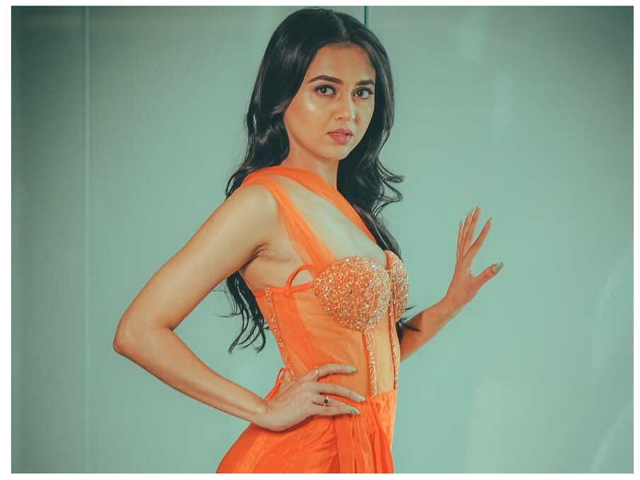 Tejasswi Prakash Education: टीवी एक्ट्रेस तेजस्वी प्रकाश अपने भाई प्रतीक की तरह इंजीनियर बनना चाहती थीं. अपनी प्रारंभिक शिक्षा पूरी करने के बाद उन्होंने मुंबई यूनिवर्सिटी (Mumbai University) से इलेक्ट्रॉनिक्स एंड टेलीकम्युनिकेशन में इंजीनियरिंग की पढ़ाई की है. कॉलेज के दिनों से ही वो ब्यूटी कॉन्टेस्ट में भाग लेने लगी थीं. इंजीनियरिंग के दौरान 'मुंबई फ्रेश फेस कॉन्टेस्ट' जीतने के बाद जब उनकी तस्वीरें मीडिया में छाईं तो उनकी जिंदगी बदल गई.