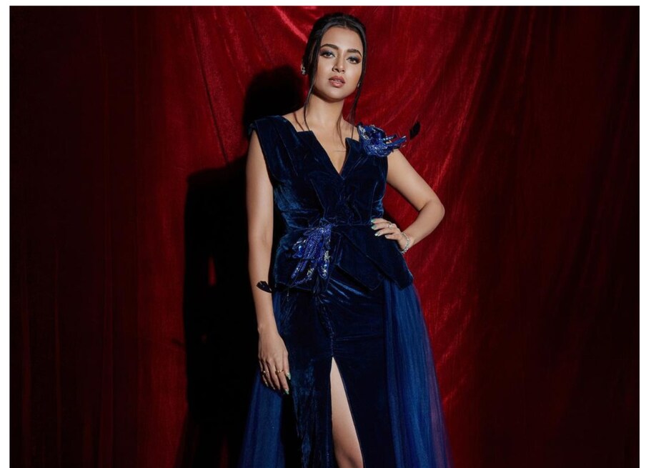 Tejasswi Prakash Early Life: टीवी एक्ट्रेस तेजस्वी प्रकाश का जन्म 11 जून 1993 को सऊदी अरब के जेद्दाह में हुआ था (Tejasswi Prakash Birthday). वो मुंबई के मराठा वायंगकर परिवार से नाता रखती हैं. उनके परिवार का मराठा संगीत से विशेष जुड़ाव है, जिसकी वजह से तेजस्वी भी संगीत में रुचि रखती हैं. उनका पालन-पोषण मराठी भाषी परिवार में हुआ था. तेजस्वी प्रकाश का शास्त्रीय संगीत से खास लगाव रहा है और उन्होंने करीब चार वर्ष तक भारतीय शास्त्रीय संगीत का प्रशिक्षण भी लिया है.