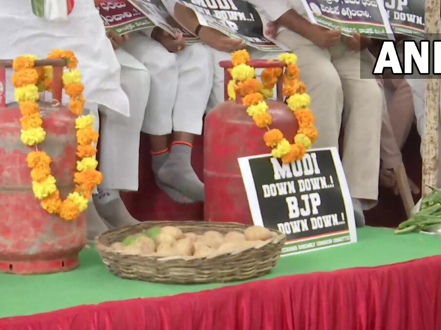  तेलंगाना कांग्रेस ने इस दौरान अनोखे तरीके से प्रदर्शन किया. हैदराबाद में महंगाई और बेरोजगारी को लेकर कांग्रेस कार्यकर्ताओं और नेताओं ने गैस सिलेंडर को फूल-माला पहनाया. इसके साथ ही मंच पर टोकरी में सब्जियां भी रखी हुई थीं. (फोटो ANI)