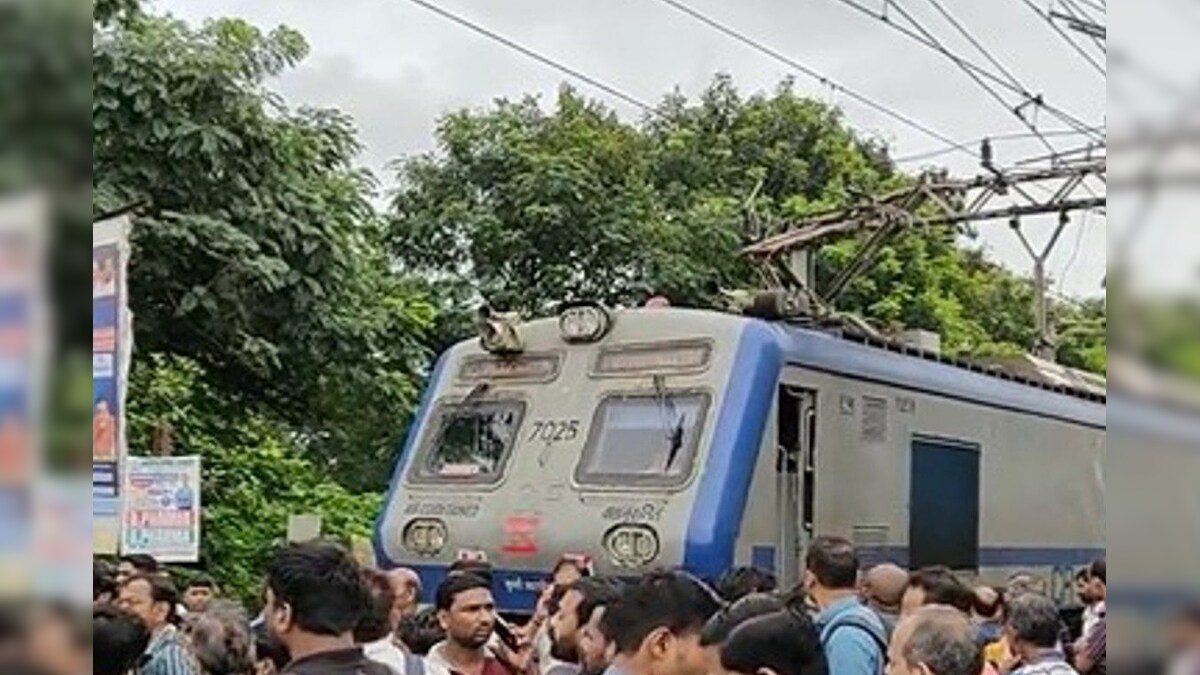 Mumbai Local Update: कलवा में पुलिस और यात्रियों के बीच झड़प नई एसी लोकल ट्रेनों को लेकर प्रदर्शन