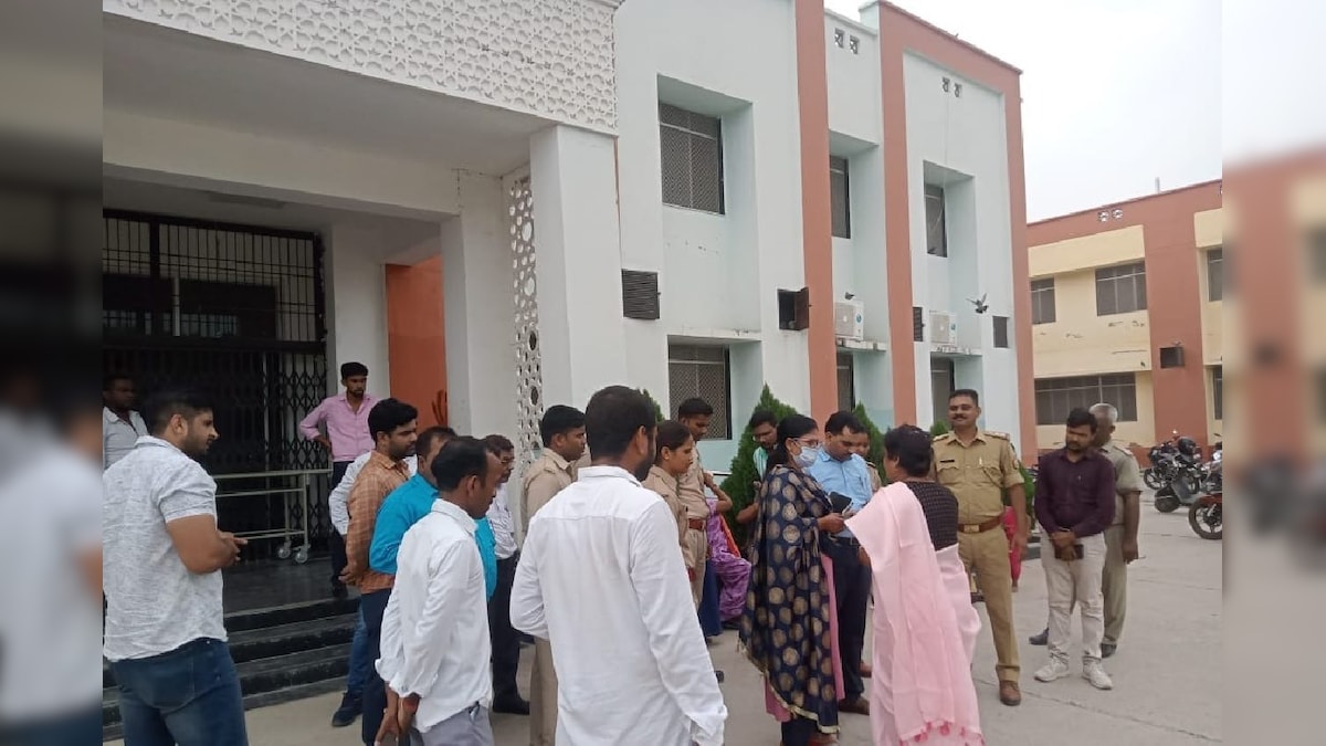 अमेठी में अस्पताल ले जाते समय छात्रा से स्कूल कर्मचारी ने की छेड़छाड़ स्कूल में छात्राओं का हंगामा
