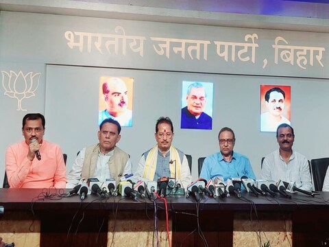 बिहार विधानसभा में नेता विपक्ष विजय सिन्हा ने भ्रष्टाचार को लेकर मुख्यमंत्री नीतीश कुमार को कठघरे में खड़ा किया है (बीच में बैठे हुए)