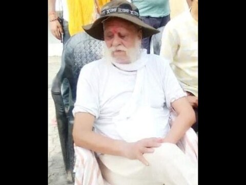 बाहुबली विधायक राजा भैया के पिता उदय प्रताप धरने पर बैठे.