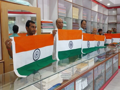 गोपालगंज में बिक्री के लिए तिरंगे के साथ खादी ग्रामोद्योग के कर्मी 
