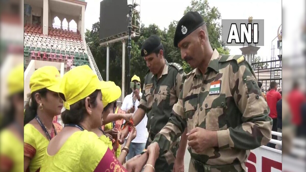 रक्षाबंधन स्पेशल : देश के प्रहरियों को महिलाओं ने राखी बांध उनका शुक्रिया अदा किया देश भर में रक्षाबंधन धूम धाम से मनाया जा रहा है आइए देखते हैं रक्षाबंधन की कुछ झलकियां!