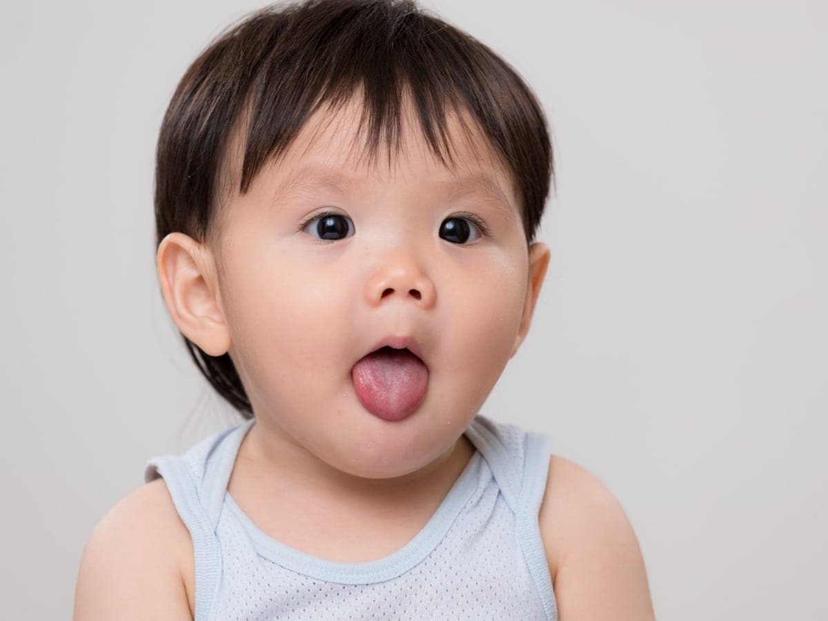 छोटे बच्चों में नज़र आएं ये लक्षण तो हो सकती है टंग टाई की समस्या