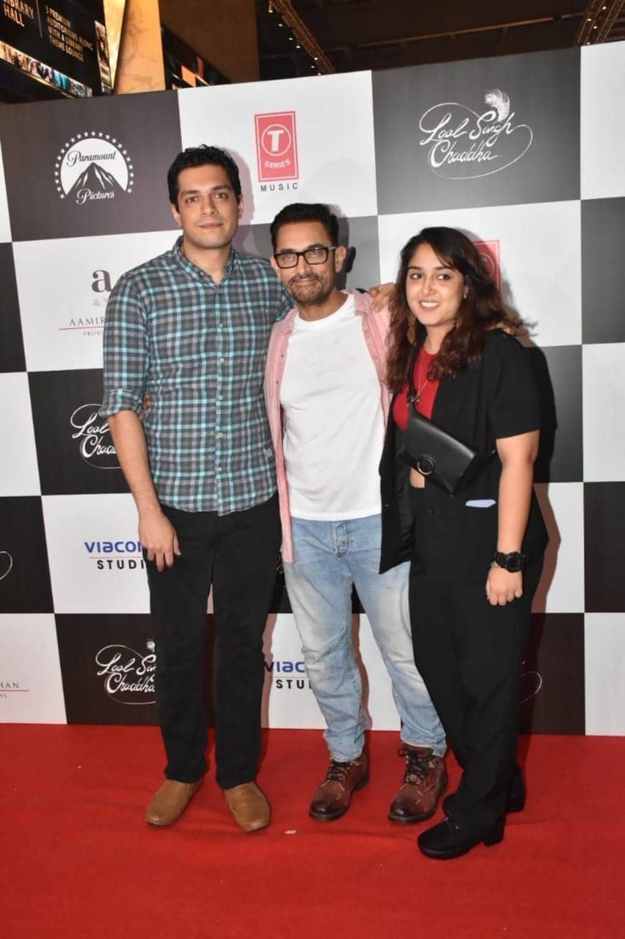  वहीं आमिर खान की पहली वाइफ रीना की बेटी इरा खान भी अपने पापा और भाई जुनैद के साथ पहुंचीं हुई थीं. (फोटो साभार: VIRAL BHAYANI)
