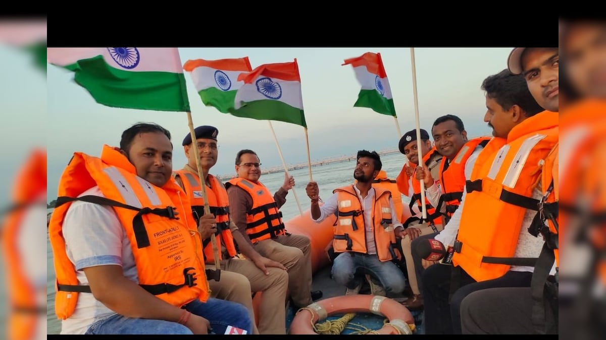 अयोध्या में श्रद्धा और राष्ट्रभक्ति का अनूठा संगम सरयू में 35 नावों में निकली तिरंगा यात्रा