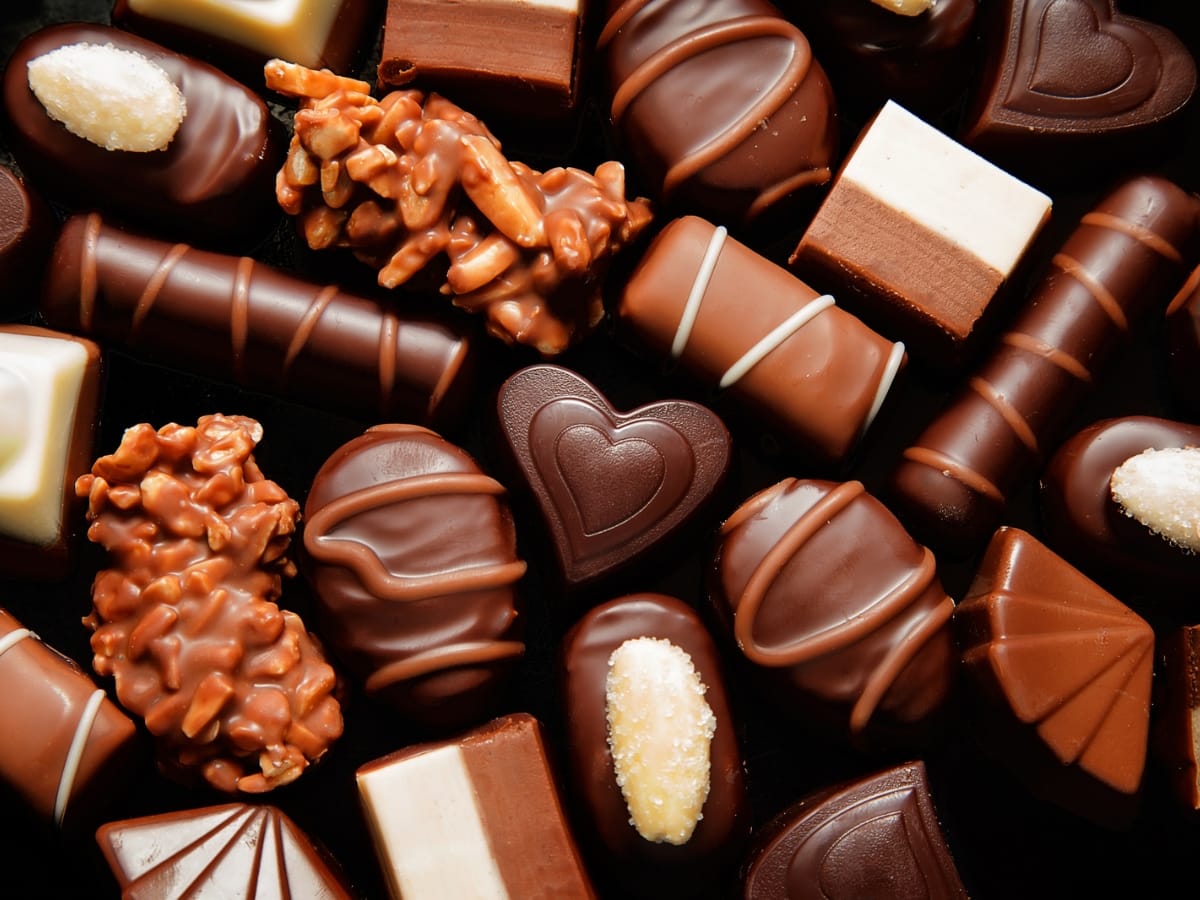 डार्क चॉकलेट खाने से पिंपल्स हो सकते हैं.. (image-canva)