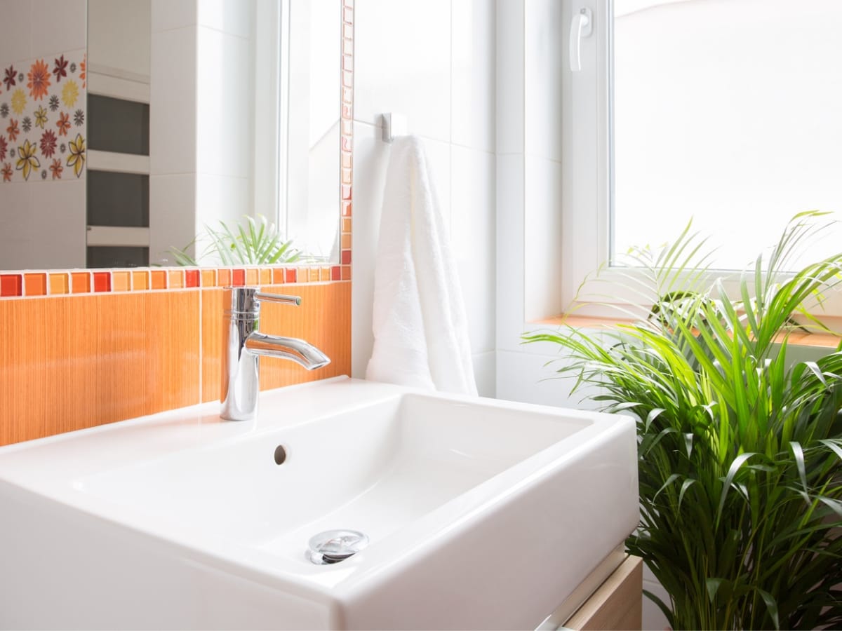 वॉश बेसिन को साफ करने के लिए फॉलो करें ये ट्रिक्स, मिनटों में नया जैसा