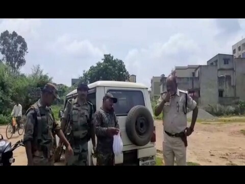 बम विस्फोट की घटना के बाद मामले की जांच के लिए पहुंची पुलिस