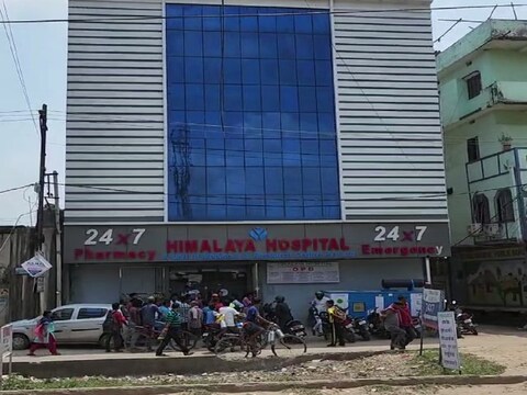 पटना में हुई गोलीबारी की घटना के बाद अस्पताल में जमा भीड़