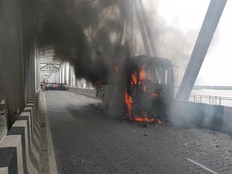 पटना से मुजफ्फरपुर जा रही बस में गांधी सेतु पर लगी आग