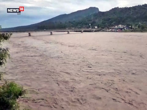 हिमाचल प्रदेश में लगातार बारिश के बाद सिरमौर जिले में सीमावर्ती क्षेत्र पर यमुना नदी का जलस्तर बढ़ गया है. 