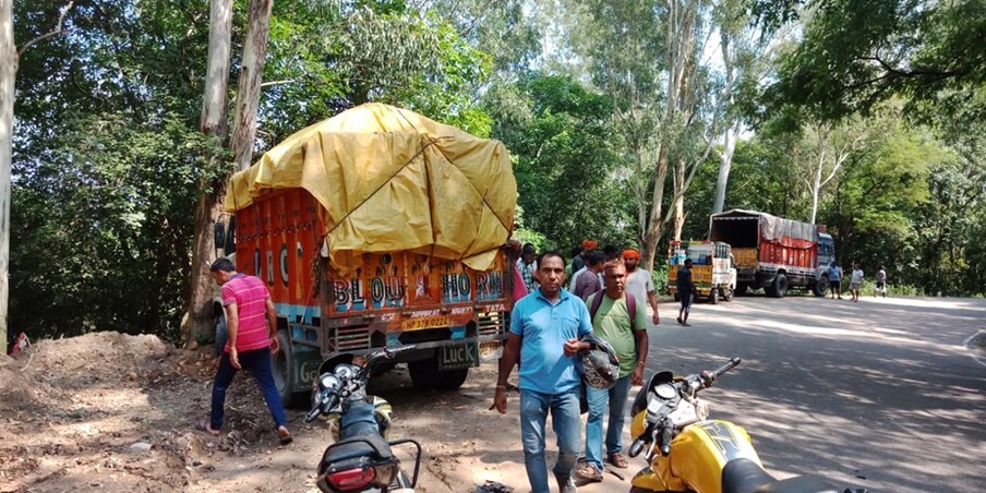  थाना प्रभारी हरिपुर नाजर सिंह ने उक्त हादसे की पुष्टि करते हुए बताया कि युवक का पोस्टमार्टम करवाकर शव परिजनों के सुपुर्द कर दिया जाएगा. ट्रक चालक के खिलाफ मामला दर्ज करके आगामी कार्यवाही की जा रही है.