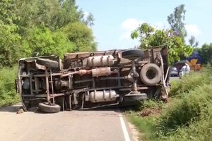 PHOTOS: अज्ञात वाहन की टक्कर से सड़क पर पलटा ट्रक, ड्राइवर की नीचे डबने से मौत