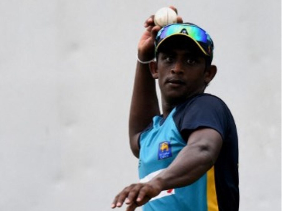  एशिया कप में एक पारी में सबसे अधिक 6 विकेट लेने का रिकॉर्ड श्रीलंका के पूर्व ऑफ स्पिनर अजंथा मेंडिस के नाम है. उन्होंने 2008 में वनडे के एक मुकाबले में भारत के खिलाफ ऐसा किया था. इस रिकॉर्ड का भी मौजूदा सीजन में टूटना किसी अन्य गेंदबाज के लिए बेहद कठिन रहेगा. (AFP)