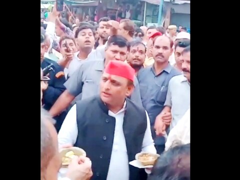 मथुरा प्रवास के दौरान चाट का स्वाद लेते सपा सुप्रीमो अखिलेश यादव.
