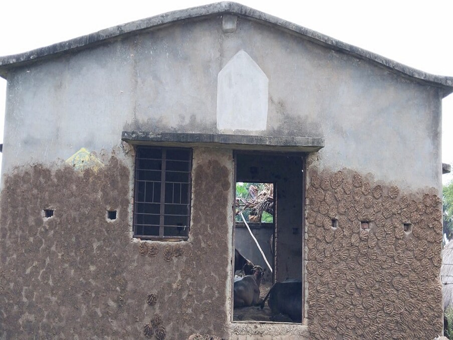  आंगनवाड़ी सेविका अपने घर से केंद्र का संचालन कर रही हैं. आंगनवाड़ी केंद्रों के नियमित संचालन को लेकर डीएम भी कारवाई कर रहे हैं. इसके बाद भी सरकारी बिल्डिंग पर अवैध कब्जा हटाया नहीं जा रहा है. इसके कारण शैक्षणिक कार्य प्रभावित हो रहा है. (फोटो: अजीत सिन्‍हा/न्‍यूज 18 हिन्‍दी)