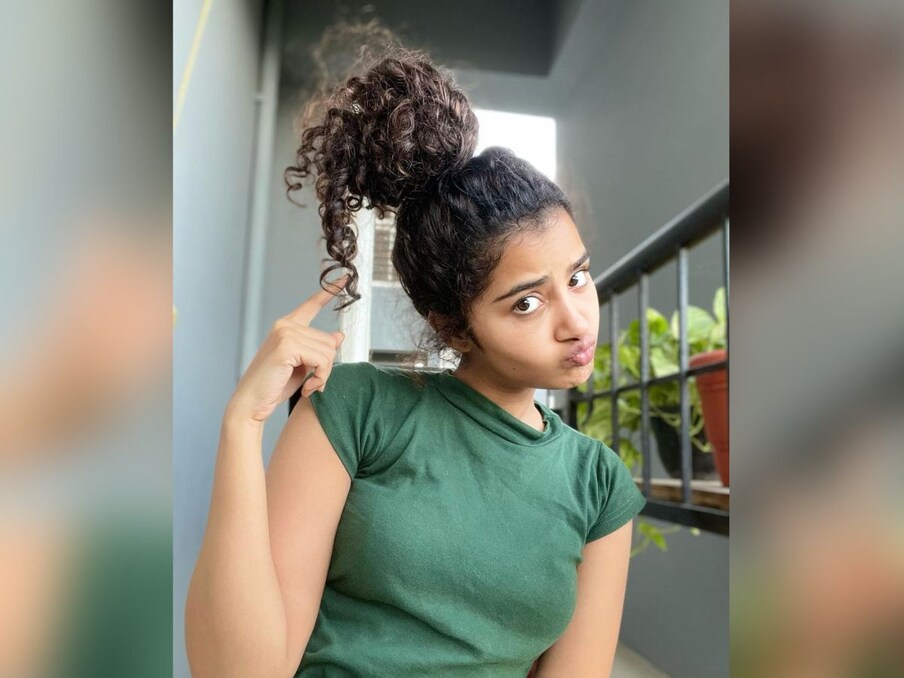 अभिनेत्री फोटो में अपने घुंघराले बालों के झूड़े की ओर इशारा कर रही हैं. (PHOTO Source- Instagram)