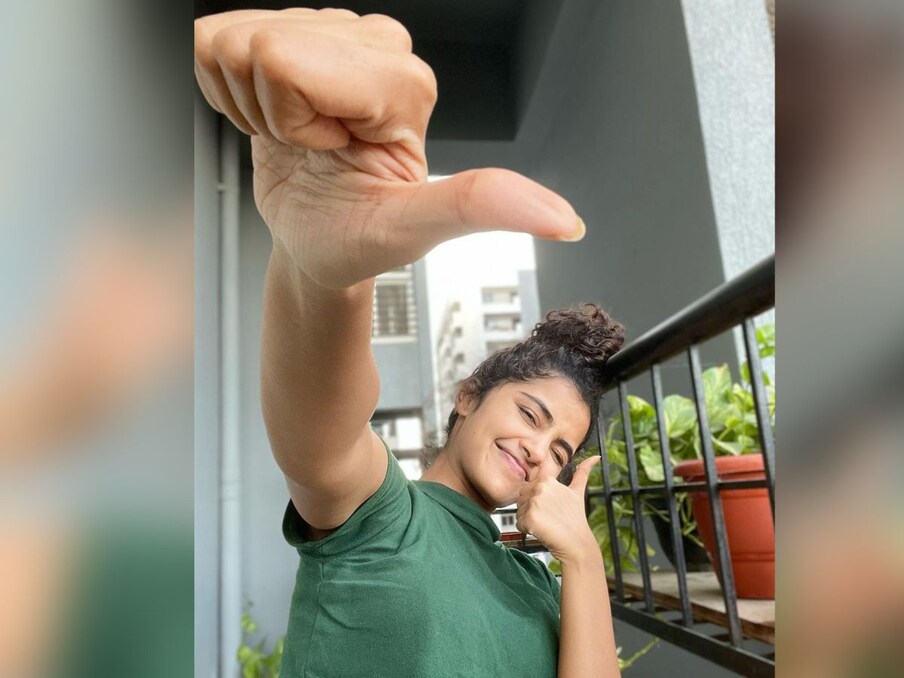 लेटेस्ट पिक्चर्स में अनुपमा बहुत क्यूट दिख रही हैं और एक छोटे बच्चे की तरह पोज देतीं देखी जा सकती हैं. (PHOTO Source- Instagram)