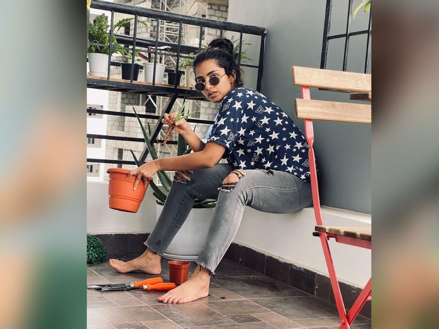 एक्ट्रेस पर्यावरण प्रेमी हैं और उन्होंने अपने घर में कई पेड़-पौधे लगाए हुए हैं. (PHOTO Source- Instagram)