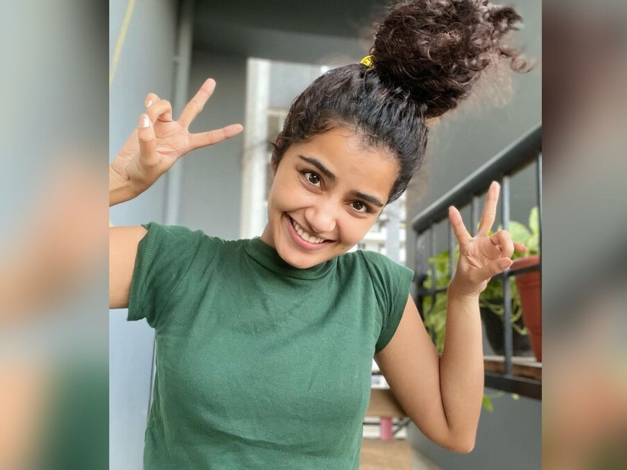बॉलीवुड़ एक्ट्रेसेस अपने ग्लैमरस लुक की वजह से अटेंशन लेती हैं जबकि साउथ की अनुपमा के सिंपल लुक पर लाखों फैंस की नजरें उनसे नहीं हटतीं. (PHOTO Source- Instagram)