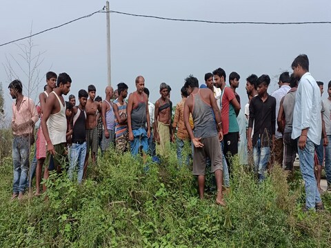 बिहार के मधेपुरा में हुई हत्या की घटना के बाद मौके पर पहुंची पुलिस