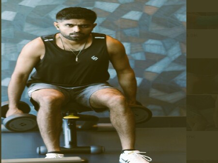  बाबर ने जिम में वर्कआउट की अपनी तस्वीरों के साथ मजेदार कैप्शन भी लिखा है- 'मैक इट हैपन'. एशिया कप से पहले पाकिस्तान की टीम नीदरलैंड्स के खिलाफ 3 वनडे की सीरीज भी खेलेगी. यह सीरीज एशिया कप की तैयारियों के लिहाज से अहम होगी. (Babar Azam Twitter)