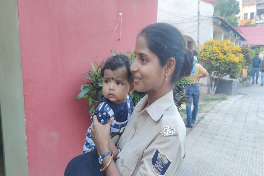  एसपी ने बताया कि एक तरफ जहां बबली ने अपनी ड्यूटी को पूरी कर्तव्यनिष्ठा से निभाया तो वहीं दूधमुंहे बच्चे के लिए मां का फर्ज अदा करते हुए बीपीएससी की तैयारी भी की. एसपी योगेंद्र कुमार ने बताया कि पुलिस विभाग के सभी जवानों को बबली कुमारी से सीख लेनी चाहिए और उन्हें और अधिक मेहनत करनी चाहिए जिससे कि वह अपने सपनों को साकार कर सकें.
