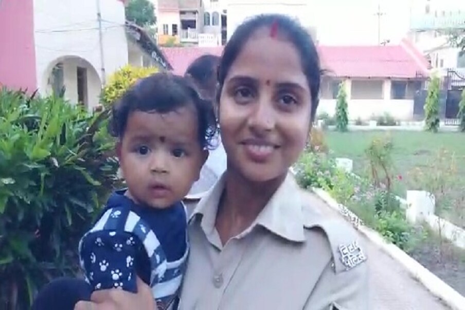  बबली बताती हैं कि 2015 में बिहार पुलिस में उनका सेलेक्शन कांस्टेबल के तौर पर हुआ था, लेकिन शादी के बाद भी ससुराल की तरफ से नौकरी या पढ़ाई को लेकर आपत्ति नहीं की गई. बबली की 7 माह की बच्ची है, जबकि उनके पति व्यवसाय करते हैं. बबली ने कहा कि मैंने नौकरी नहीं छोड़ी. जरूरत पड़ी तो अवकाश लिया लेकिन घरवालों के सपोर्ट और पति के सहयोग से आगे बढ़ती गई. नतीजा आज मैं कांस्टेबल से डीएसपी बन गई हूं.