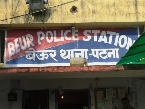 नाबालिग से दुष्‍कर्म का प्रयास किया गया, जिसके बाद युवती की मां ने थाने में शिकायत की पर कोई कार्रवाई नहीं गई. (न्‍यूज 18 हिन्‍दी)