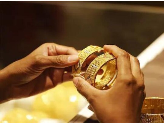 अब सोने के आभूषणों पर हॉलमार्किंग अनिवार्य है.