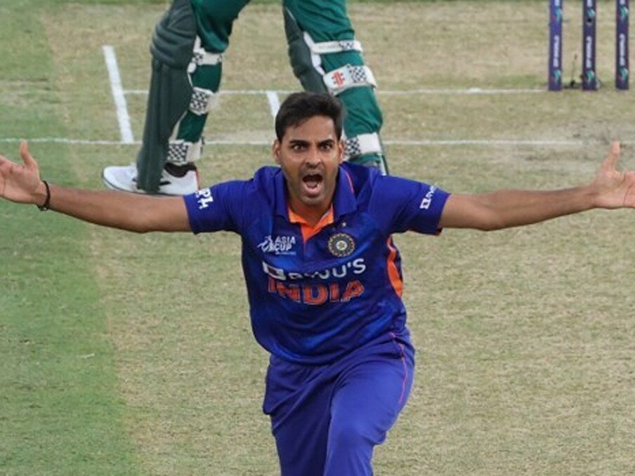  टीम इंडिया के गेंदबाज पहले दो मुकाबलों में सिर्फ 15 विकेट ही ले सके हैं. सिर्फ भुवनेश्वर कुमार ही लय में नजर आ रहे हैं. भुवी ने पाकिस्तान के खिलाफ 26 रन देकर चार विकेट लिए. वहीं, हॉन्गकॉन्ग के खिलाफ किफायती गेंदबाजी करते हुए एक विकेट चटकाया. पाक के खिलाफ तीन विकेट लेने वाले हार्दिक पंड्या दूसरा मुकाबला नहीं खेले. लेकिन वह आईपीएल 2022 से जबरदस्त फॉर्म में चल रहे हैं. युजवेंद्र चहल ने 8 ओवर में सिर्फ 50 रन दिया है लेकिन वह विकेट लेने में असफल रहे हैं. सुपर फोर में भारत को पाकिस्तान के अलावा श्रीलंका और अफगानिस्तान से भिड़ना है. रोहित के पास रविचंद्रन अश्विन और रवि बिश्नोई के रूप में दो विकल्प हैं. (AFP)