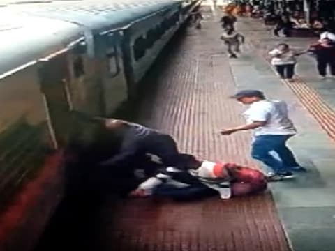 बिहार के जमालपुर स्टेशन पर हुई घटना की सीसीटीवी तस्वीर
