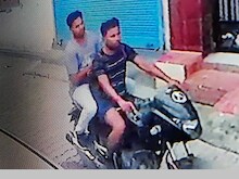 यमुनानगर : मंदिर से लौट रही महिला से बाइकसवार बदमाशों ने झपटी चेन- CCTV वीडियो
