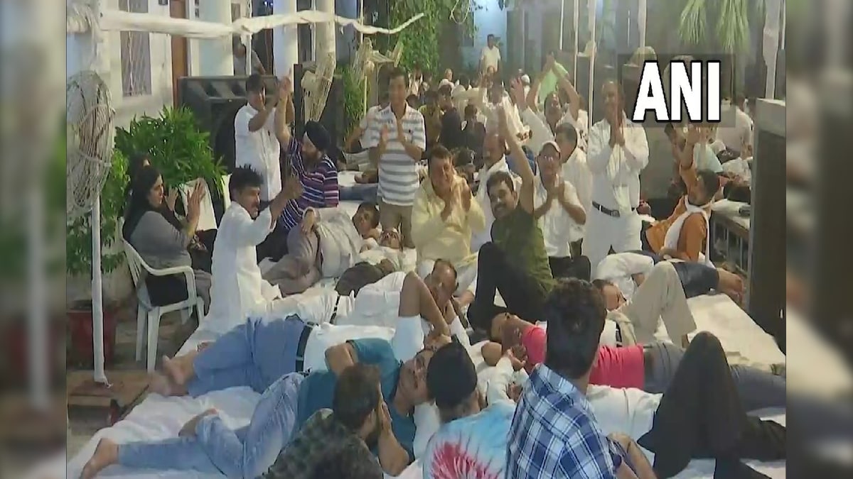 कांग्रेस राष्ट्रव्यापी आंदोलनः AICC दफ्तर के बाहर जमा होने लगे हैं कार्यकर्ता दिल्ली पुलिस ने लगाई धारा 144