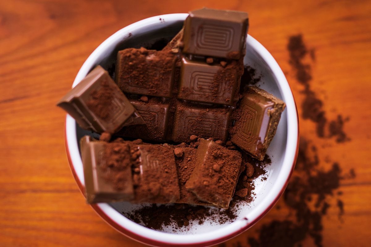 एंटी-ऑक्‍सीडेंट से भरपूर होती है डार्क चॉकलेट, हार्ट से लेकर ब्रेन तक को  रखती है हेल्दी - health benefits of dark chocolate pra - News18 हिंदी