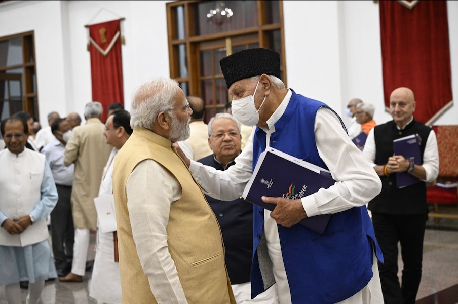  जम्मू-कश्मीर के पूर्व सीएम फारूक अब्दुल्ला से बात करते हुए पीएम मोदी. प्रधानमंत्री मोदी ने कहा कि भारत को ‘‘एक भारत, श्रेष्ठ भारत’’ के लिए पोषित किया जाना चाहिए क्योंकि एकजुट राष्ट्र ही प्रगतिशील राष्ट्र होता है.